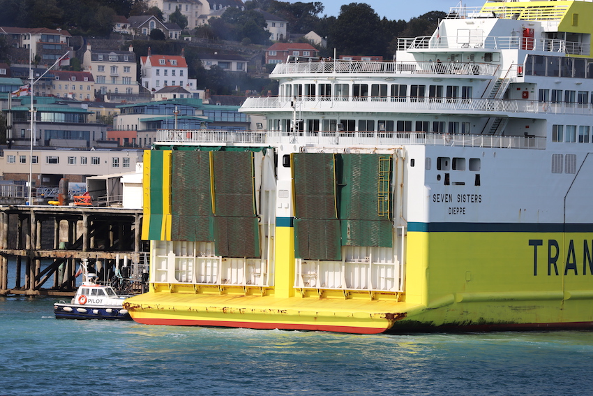 DFDS_Seven_Sisters_berthing_trial_pilot_boat_push.JPG