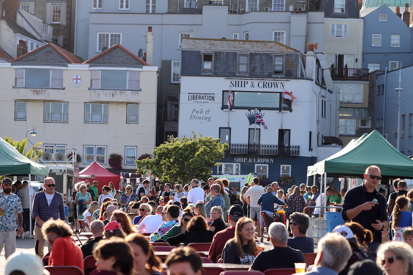 Harbour_Carnival_crowd.JPG