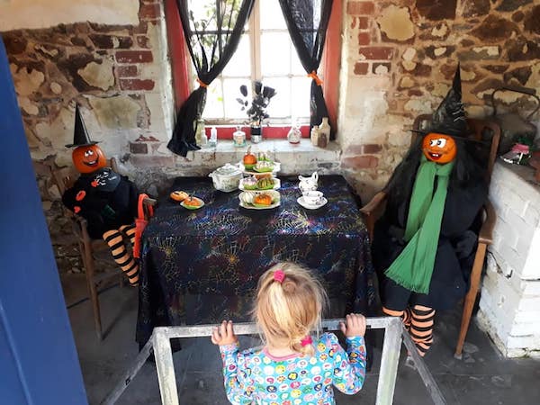 Child_in_pumpkin_cottage.jpg