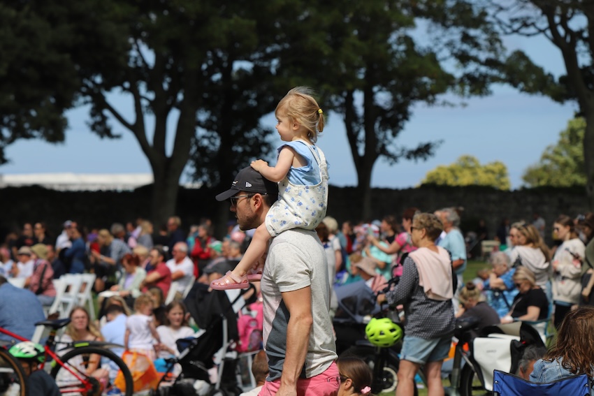 Royal_Visit_2024_Cambridge_Park_Kid_on_shoulders.JPG