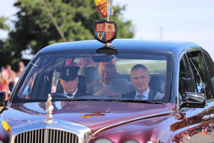 Royal_Visit_2024_king_charles_in_car.JPG