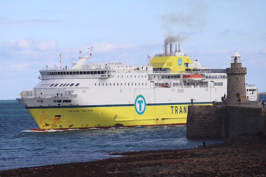 DFDS_Seven_Sisters_berthing_trial_breakwater.JPG