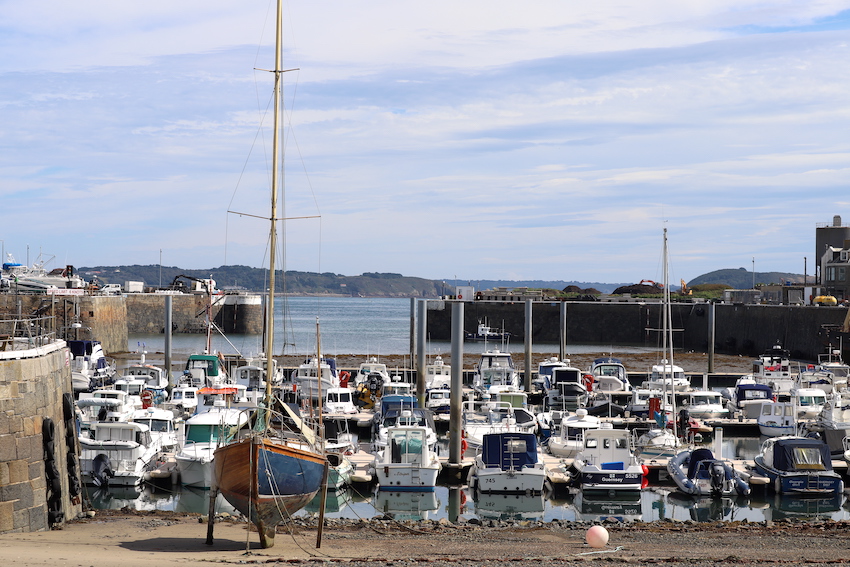 Bridge_St_Sampsons_Harbour_mouth_looking_Herm.JPG