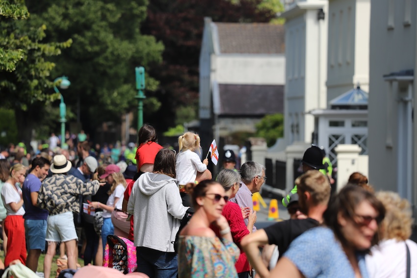 Royal_Visit_2024_Cambridge_Park_crowd_line_the_road.JPG