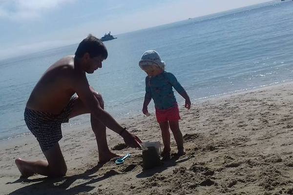 Child_and_dad_on_Belvoir_beach.jpg