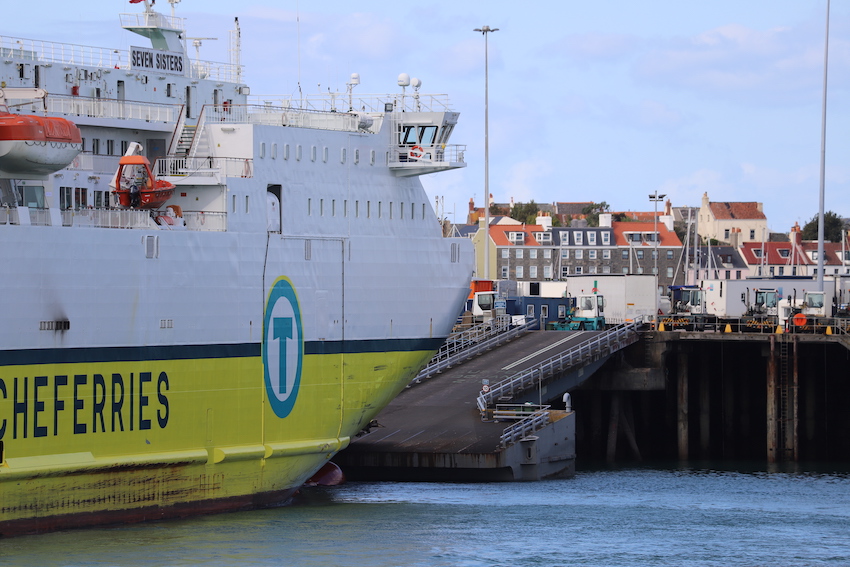 DFDS_Seven_Sisters_berthing_trial_roro_ramp.JPG