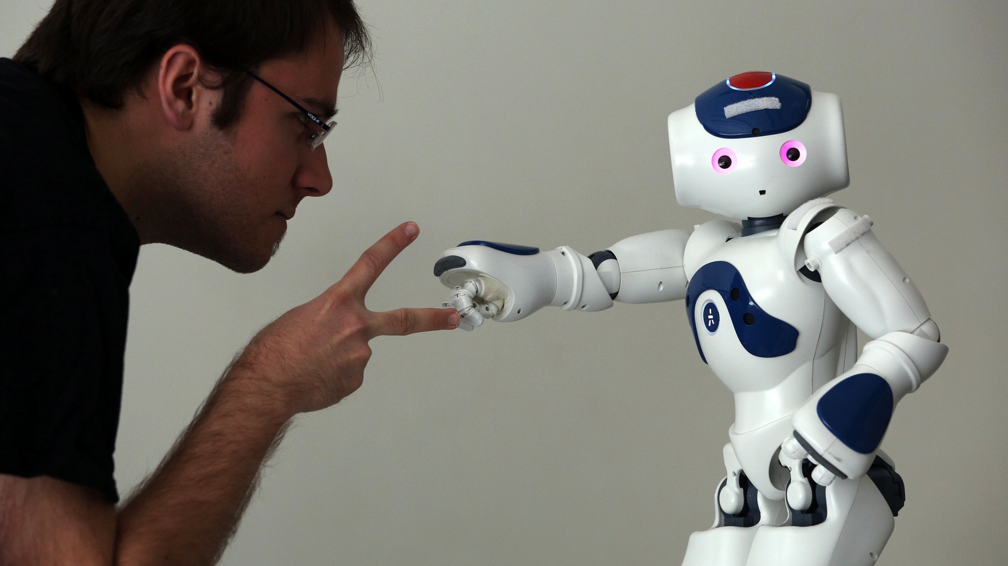 Включи роботы пальчики. Робот с искусственным интеллектом. Разные роботы. Робот человек. Общение с роботом.