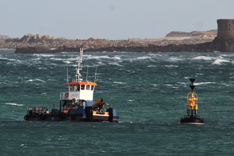 15-11-2020_Guernsey_Harbours_Workboat_Sarnia_at_Reffee_buoy_standing_by_divers_for_WW2_ordance_CROPPED.jpg