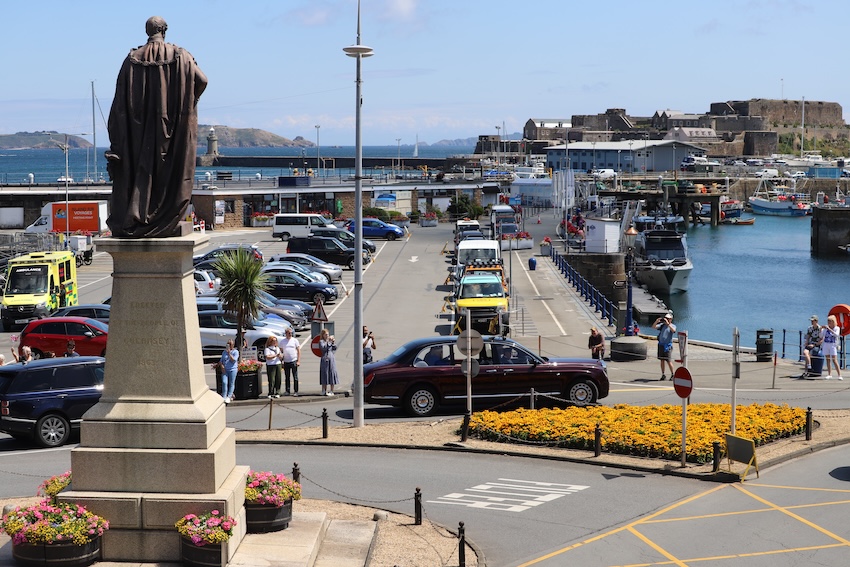 Royal_Visit_2024_King_leaves_albert_statue.JPG