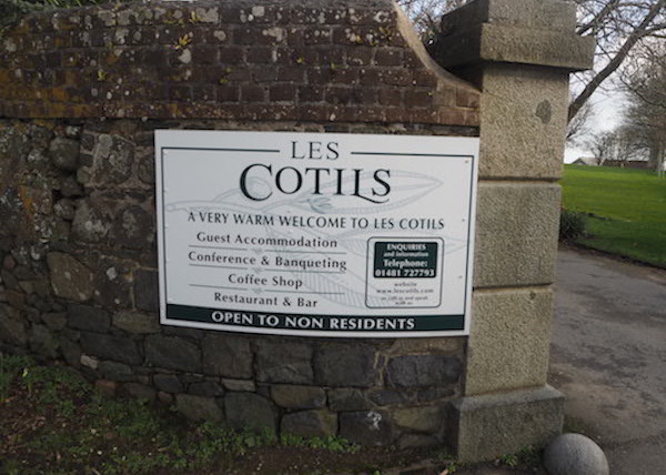 Les Cotils sign