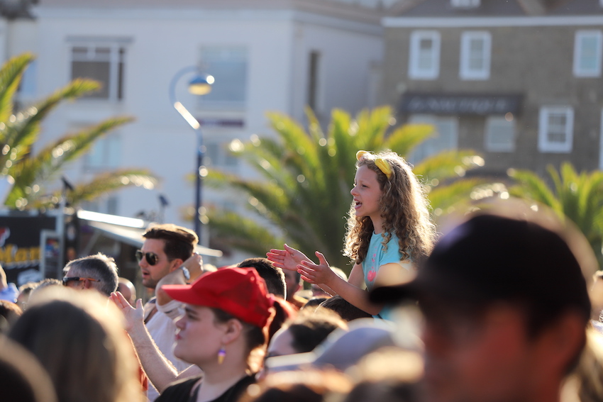 Harbour_Carnival_crowd_watching_bands.JPG