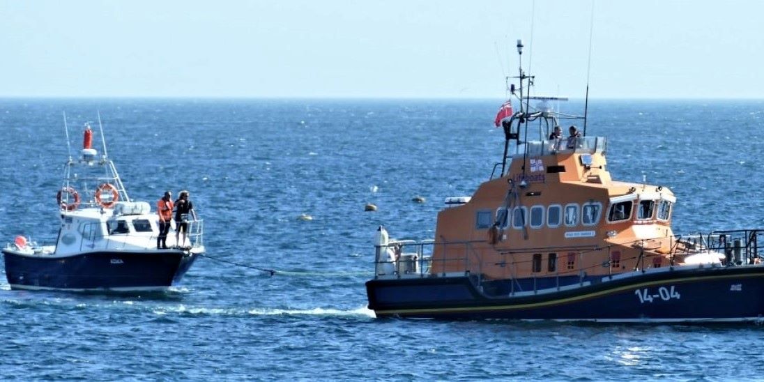 Azula_towed_back_to_Alderney_by_Lifeboat_v2.jpg