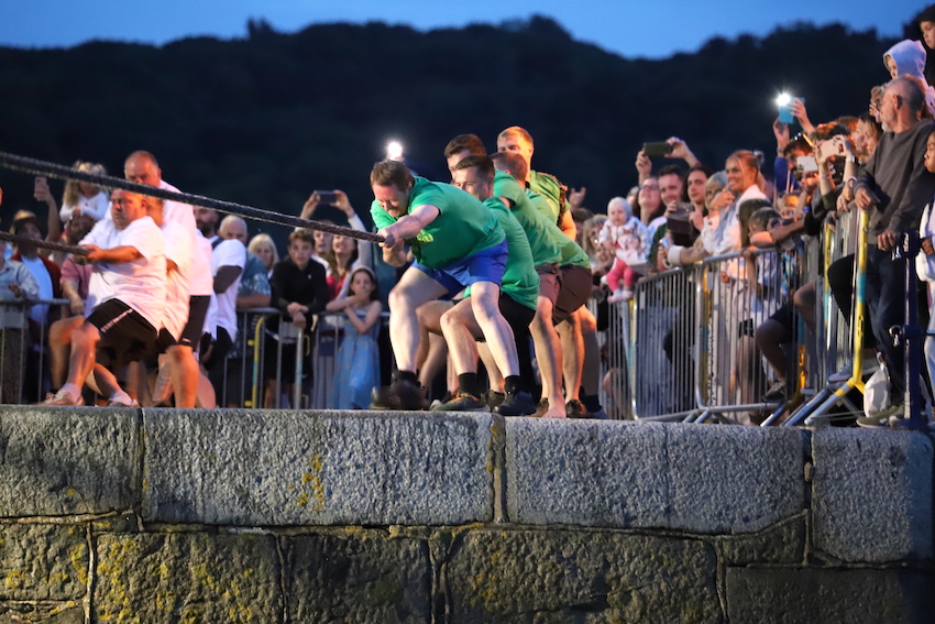 Harbour_Carnival_tug_of_war_St_Jacques_Tavern_in_white_beat_the_Guernsey_Round_Table_in_the_final.JPG