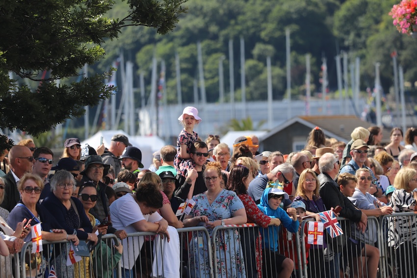 Royal_Visit_2024_crowd_child.JPG