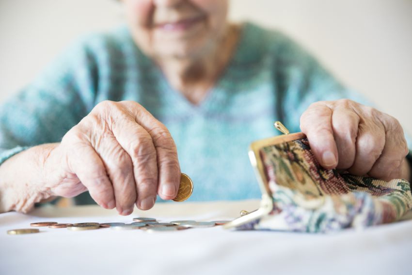 Elderly_woman_counting_coins.jpg