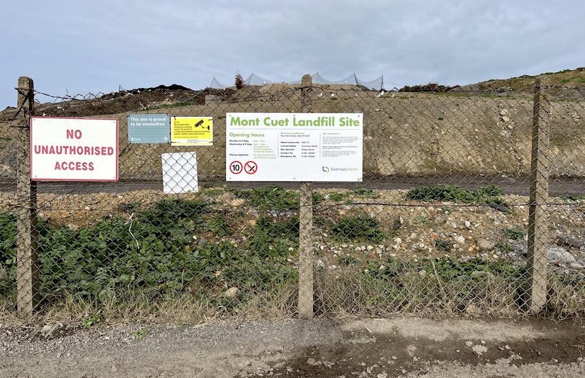 Mont_Cuet_landfill_site_signs.jpeg