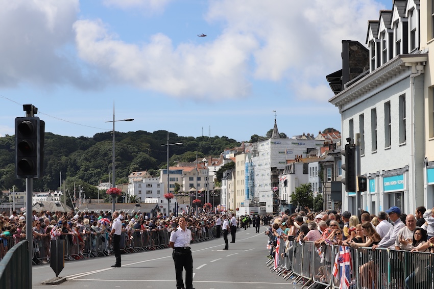 Royal_Visit_2024_helicopter_crowds.JPG