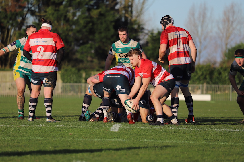 Guernsey_Raiders_V_Havant_scrum_half_kick.JPG