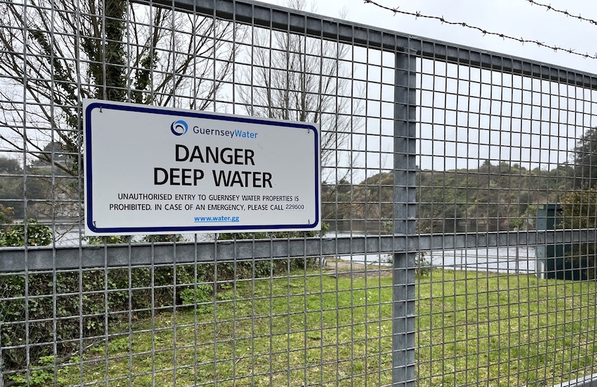 Guernsey_Water_Juas_Quarry_deep_water_sign.jpeg