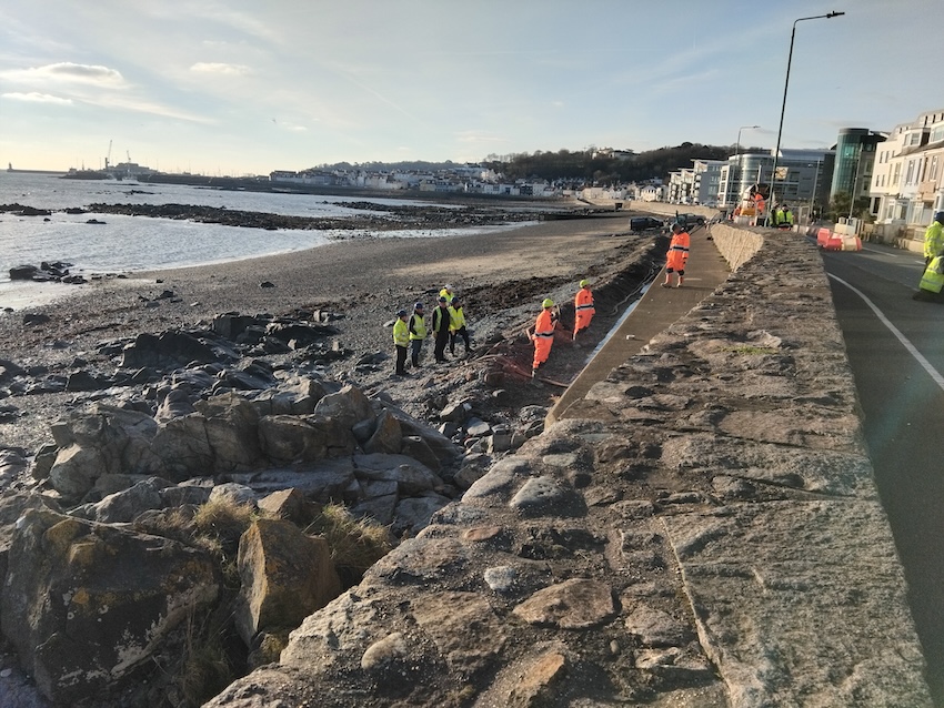 les banques road works traffic 