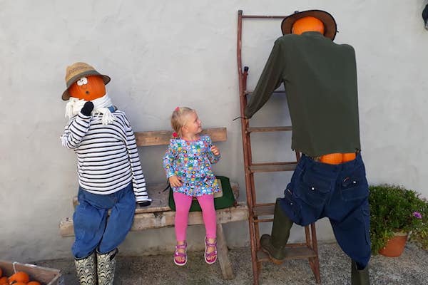 Child_with_pumpkin_people.jpg