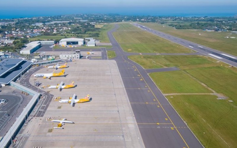 Guernsey_Airport_runway.jpg