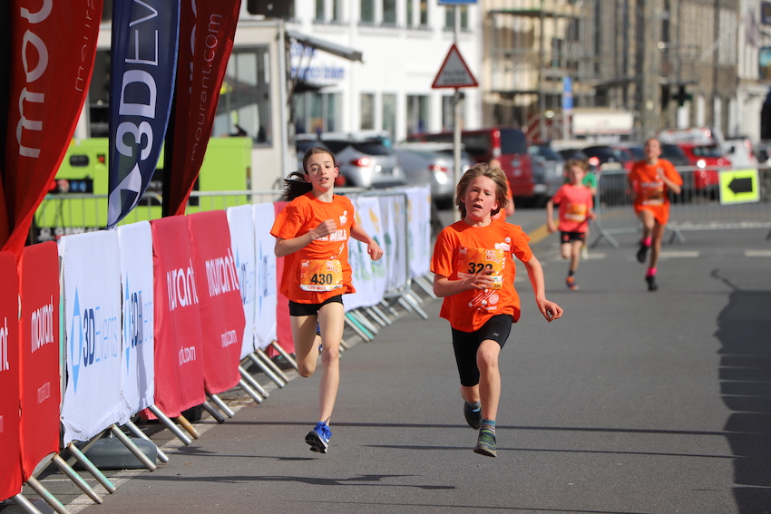 Guernsey_Marathon_2024_mile_430_leading_girl.JPG