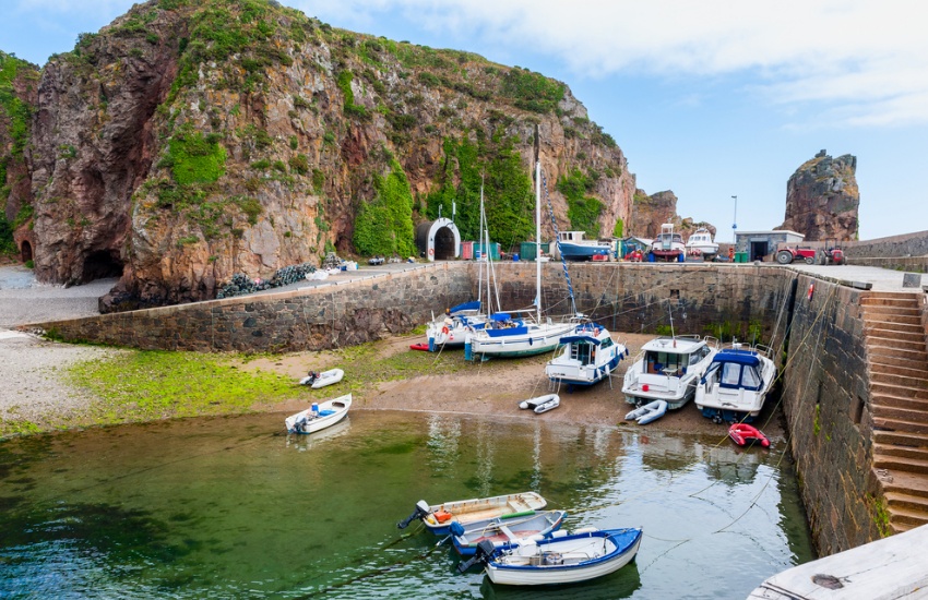 Creux_harbour_sark.jpg