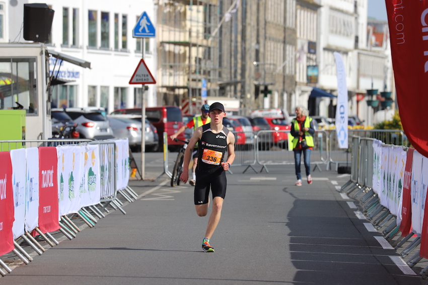 Guernsey_Marathon_2024_mile_Emil_Friedrich_win.JPG