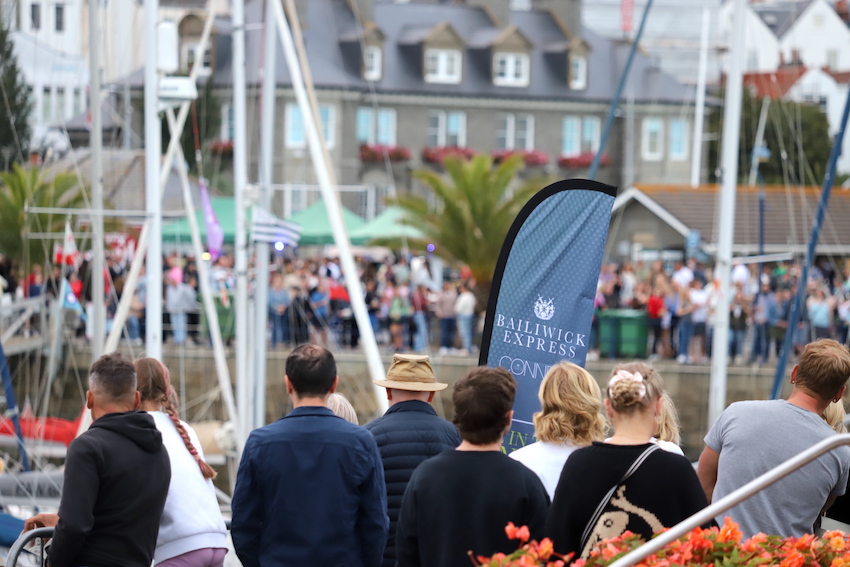 Harbour_Carnival_crowds_and_BE_banner.JPG