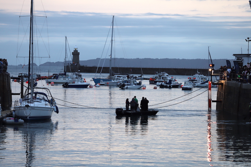 Harbour_Carnival_setting_up_tug_of_war.JPG