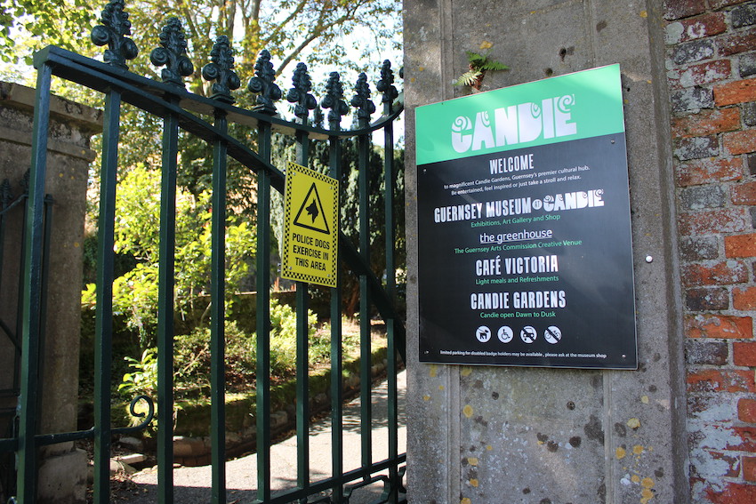 Candie_Gardens_entrance_police_dog_sign.JPG