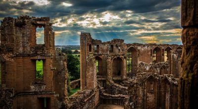 Kenilworth Castle rises from the ruins in Minecraft recreation