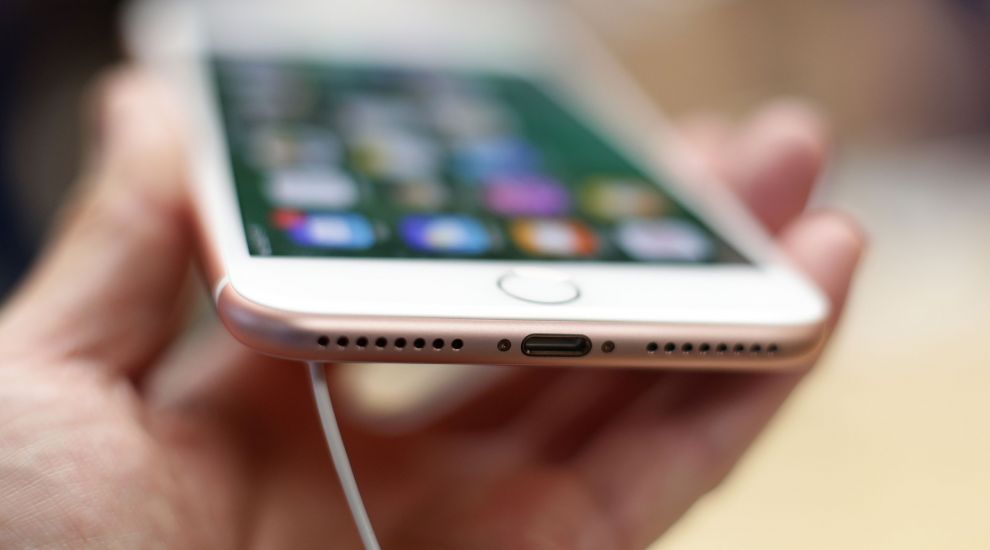 iOS update blocks USB devices from hacking into iPhone handsets