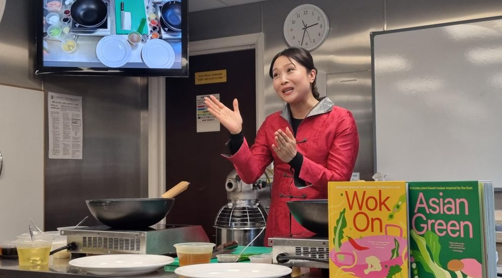 Celebrity chef shows off cost-saving tips for Chinese food
