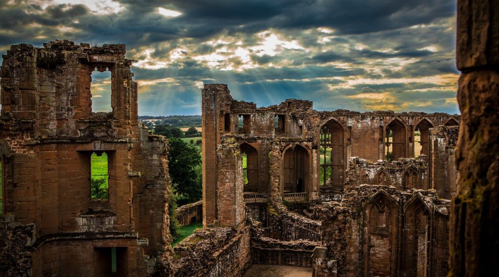 Kenilworth Castle rises from the ruins in Minecraft recreation